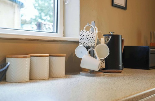 Doncaster House | Spacious 3BR Doncaster Home – Sleeps 5, Free Parking, Great for Work Stays