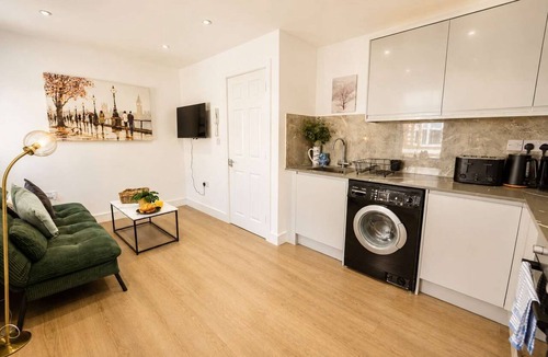 Adamsdown Apartment | Spacious 3BR Flat Sleeps 10 for Groups & Family