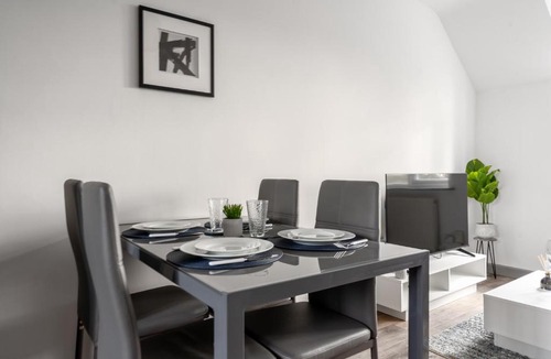 Chalfont St Peter Apartment | Spacious 3BR Apartment, Near Gerrards Cross, Free Parking, Fast WIFI