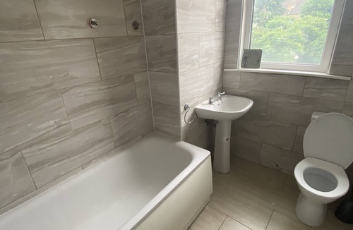 Bensham Manor House | Spacious 3BR Home – Family & Contractor Friendly