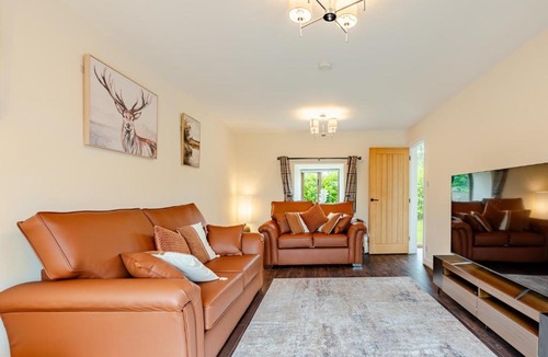 Blackburn House | Spacious 3BR House in Blackburn, Garden, Free WiFi & 4-Car Parking