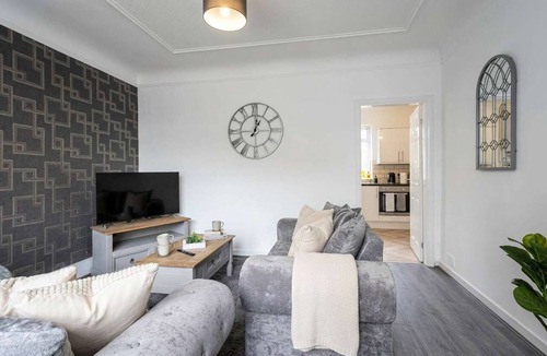 St Helens House | Spacious 3BR House with Garden in St Helens