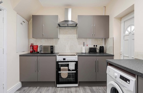 Little Hulton House | Spacious 3BR Manchester Home + Parking - Sleeps 5