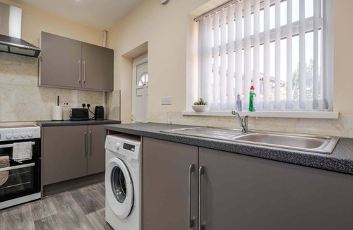 Little Hulton House | Spacious 3BR Manchester Home + Parking - Sleeps 5