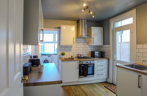 London Borough of Bromley House | Spacious 4 Bed Central Property w/Free Parking and Garden Dining