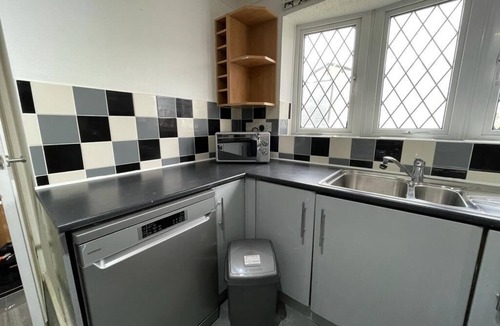 Tea Green House | Spacious 4-Bed Contractor House | Parking | Fast WiFi | Luton