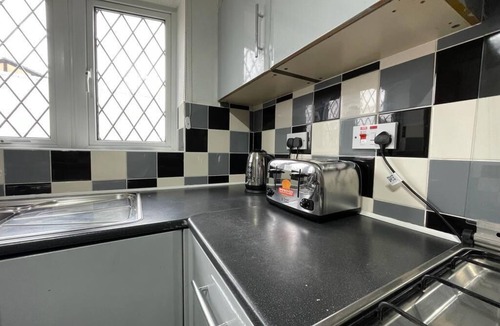 Tea Green House | Spacious 4-Bed Contractor House | Parking | Fast WiFi | Luton
