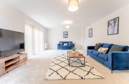 Stoke Gifford House | Spacious 4-Bed Contractor Home in Stoke Gifford, Bristol, with access to Bristol Parkway, free parking, and Wi-Fi