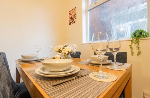 Leicester House | Spacious 4 Bed for Large groups and Contractors - Sleeps 7
