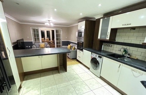 Sittingbourne House | Spacious 4 Bed House sleeps 8