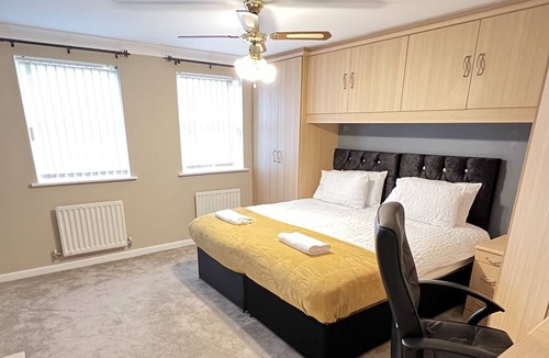 Sittingbourne House | Spacious 4 Bed House sleeps 8