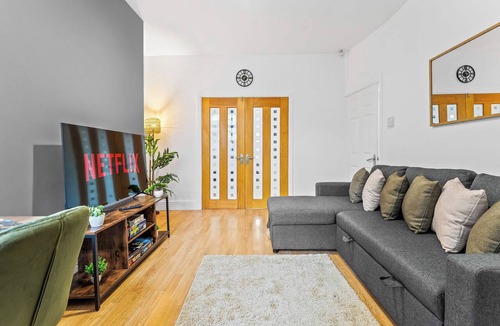 Offerton House | Spacious 4 Bed Home | Free Parking & Fast WiFi | Excellent Transport Links