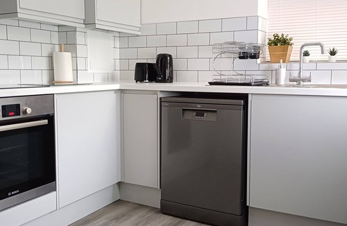 Luton House | Spacious 4-Bed House | Free Parking | Wi-Fi | Contractor and Family Friendly