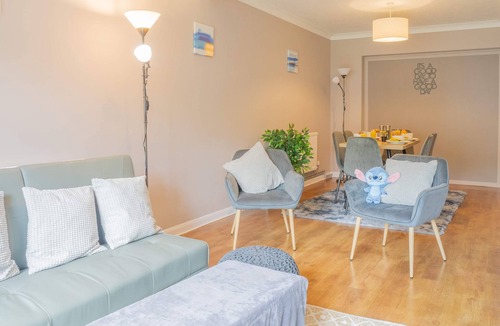 Guildford House | Spacious 4-bed House Guildford Free Parking