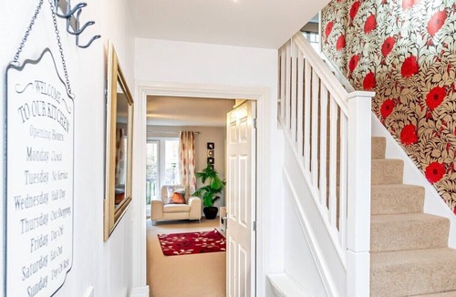 Tilehurst Apartment | Spacious 4 Bed house with parking and garden