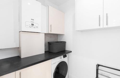 Queensbury Apartment | Spacious 4 Bed Semi-Detached House Driveway Parking in Stanmore