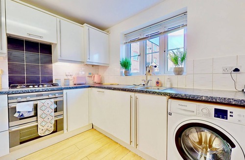 Gravesend House | Spacious 4 Bed Semi-Detached Family Home with Parking