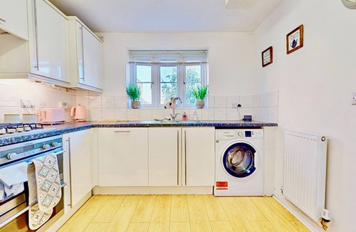 Gravesend House | Spacious 4 Bed Semi-Detached Family Home with Parking