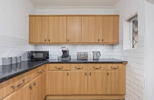 Gamston House | Spacious 4-Bed Serviced Accommodation Off A45 Near NEC, Airport & JLR