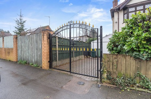 Gamston House | Spacious 4-Bed Serviced Accommodation Off A45 Near NEC, Airport & JLR