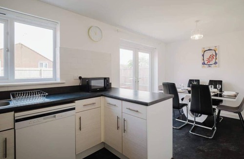 Weston on Trent House | Spacious 4 bedroom house with free parking