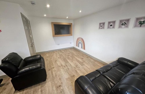 Earls Barton House | Spacious 4-Bedroom End-Terrace House in Northampton