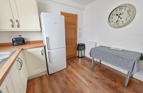 Hanham Apartment | Spacious 4 Bedroom Flat, Perfect for trade teams
