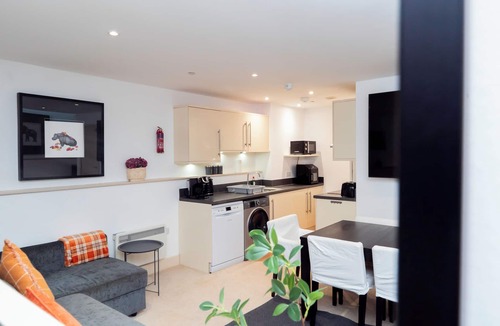 Sherborne St. John House | Spacious 4-bedroom home with 2 bathrooms and a modern kitchen, perfect for groups or contractors. Quiet location with easy access to Basingstoke town centre.