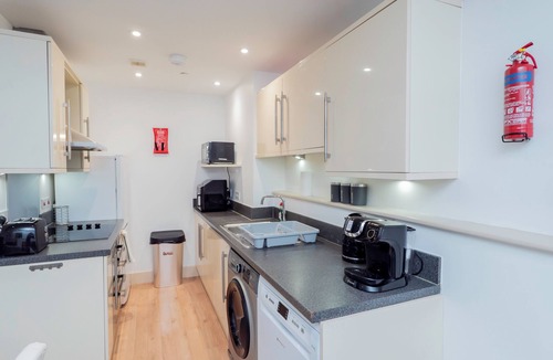Sherborne St. John House | Spacious 4-bedroom home with 2 bathrooms and a modern kitchen, perfect for groups or contractors. Quiet location with easy access to Basingstoke town centre.