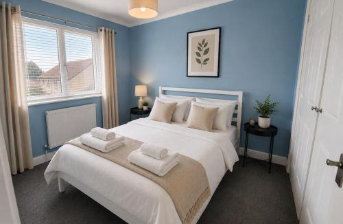 Tilehurst House | Spacious 4 Bedroom Home Free Parking Sleeps 9