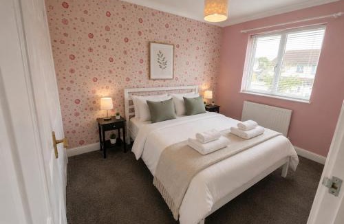 Tilehurst House | Spacious 4 Bedroom Home Free Parking Sleeps 9