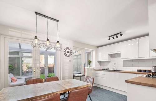 Windsor House | Spacious 4Bed Windsor Retreat - Garden - Sleeps 08