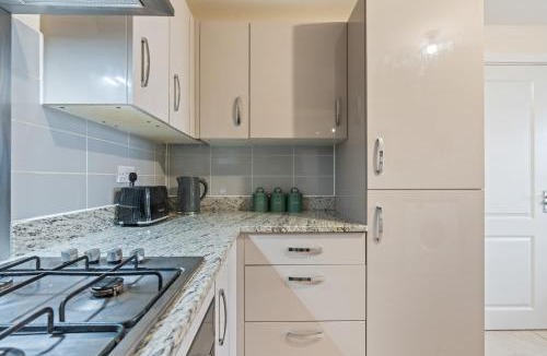 Patchway House | Spacious 4BR Bristol Stay - WiFi & Free Parking