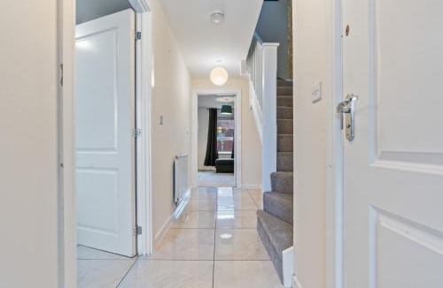 Patchway House | Spacious 4BR Bristol Stay - WiFi & Free Parking