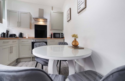 Darlington Apartment | Spacious 4BR Darlington Sleeps 8 by Stay with us