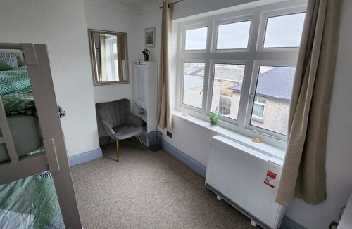 Boscombe Apartment | Spacious 4BR for Contractors, Groups, Families