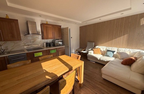Boscombe Apartment | Spacious 4BR for Contractors, Groups, Families