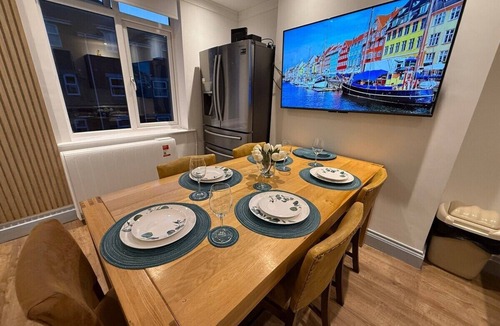 Boscombe Apartment | Spacious 4BR for Contractors, Groups, Families