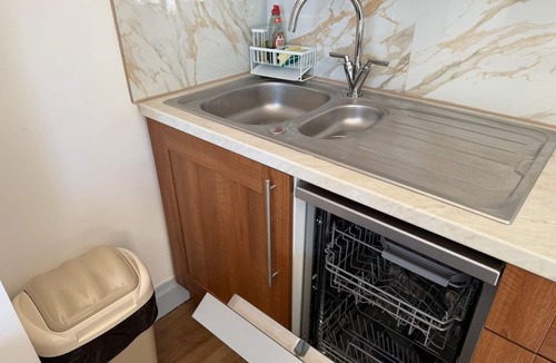 Boscombe Apartment | Spacious 4BR for Contractors, Groups, Families