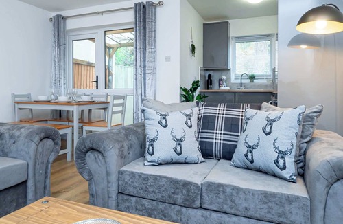 Horton House | Spacious 4BR Heathrow House with Parking
