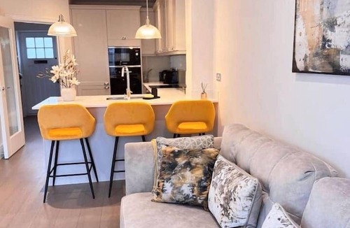 Reading House | Spacious 4BR Home | 3 Parking | Offers Weekly Stay