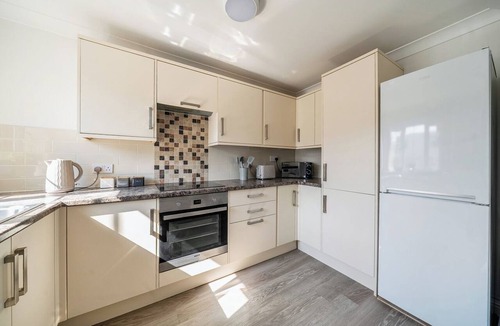 Basingstoke House | Spacious 4BR Home for Up to 10 Guests