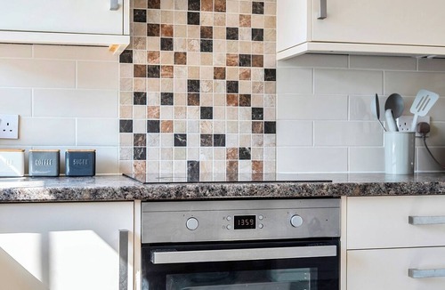 Basingstoke House | Spacious 4BR Home for Up to 10 Guests