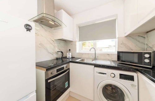 Reading House | Spacious 4BR Home Sleeps 8 Free Parking