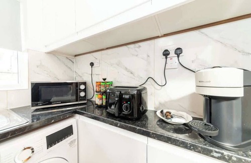 Reading House | Spacious 4BR Home Sleeps 8 Free Parking