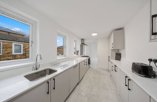 Gravesend Apartment | Spacious 4BR Home w/Private Parking & WiFi