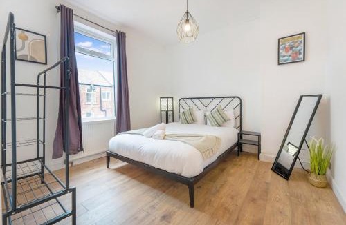 Stanley House | Spacious 4BR House - Sleeps 7 - Free Parking
