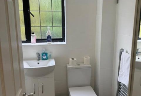 Lychpit House | Spacious 5-Bed Entire Home