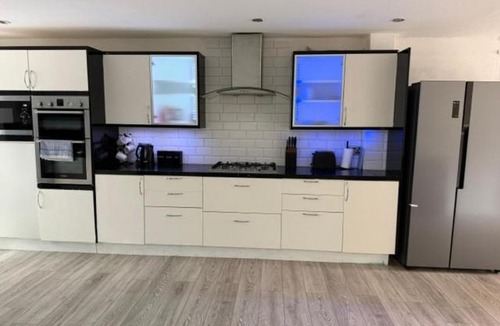 Lychpit House | Spacious 5-Bed Entire Home