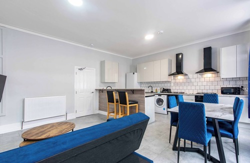 Worcester Apartment | Spacious 5-Bed Flat with Modern Amenities